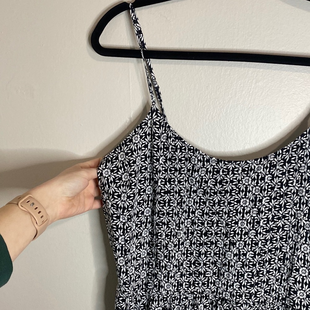 🪼Adorable black and white flower pattered sundress! - Picture 1 of 8